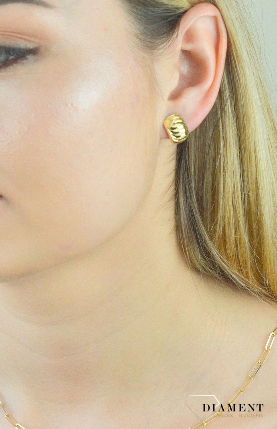 Kolczyki złote grawerowane blaszki KL 4115C. Delikatne złote kolczyki na angielskie zapięcia wykonane są z 14-karatowego złota idealnie będą prezentowały się do codziennego użytku. Idealny prezent na każdą.png